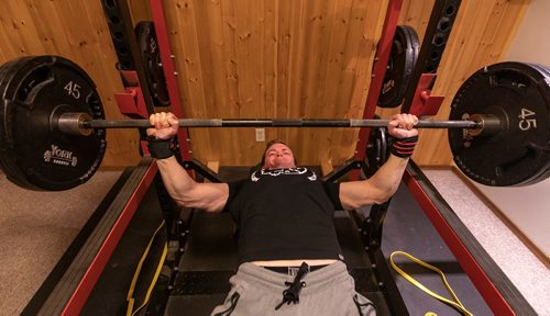 SASHA SEFTER / WINNIPEG FREE PRESS
Powerlifter Ryan Kolesar runs through his training routine in the home gym he has set up in the basement of his Winnipeg home.
190410 - Wednesday, April 10, 2019.