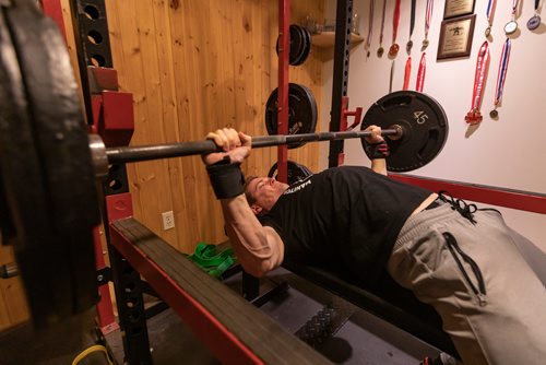 SASHA SEFTER / WINNIPEG FREE PRESS
Powerlifter Ryan Kolesar runs through his training routine in the home gym he has set up in the basement of his Winnipeg home.
190410 - Wednesday, April 10, 2019.