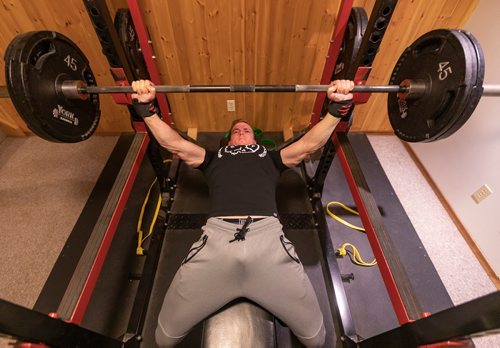 SASHA SEFTER / WINNIPEG FREE PRESS
Powerlifter Ryan Kolesar runs through his training routine in the home gym he has set up in the basement of his Winnipeg home.
190410 - Wednesday, April 10, 2019.