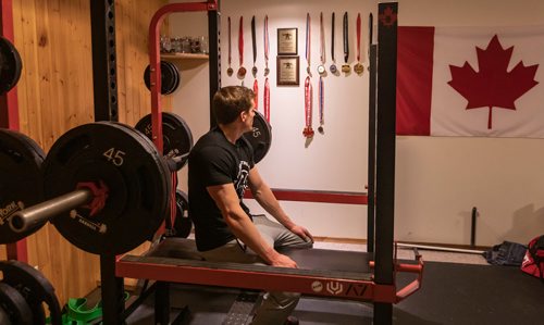 SASHA SEFTER / WINNIPEG FREE PRESS
Powerlifter Ryan Kolesar runs through his training routine in the home gym he has set up in the basement of his Winnipeg home.
190410 - Wednesday, April 10, 2019.