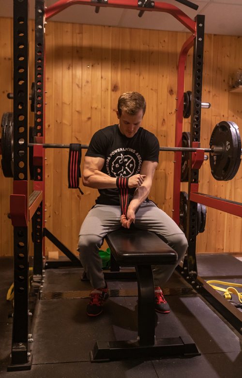 SASHA SEFTER / WINNIPEG FREE PRESS
Powerlifter Ryan Kolesar runs through his training routine in the home gym he has set up in the basement of his Winnipeg home.
190410 - Wednesday, April 10, 2019.