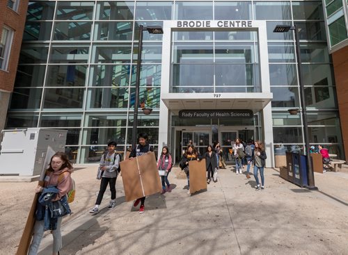 SASHA SEFTER / WINNIPEG FREE PRESS
Students file out of the Brodie Centre with their projects after the Winnipeg Schools' Science Fair on the University of Manitoba's Bannatyne campus.
190410 - Wednesday, April 10, 2019.