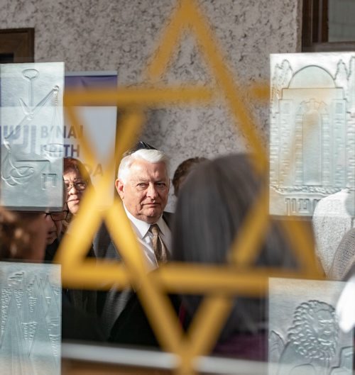 SASHA SEFTER / WINNIPEG FREE PRESS
Les Harley waits in line to be let into the Shaarey Zedek Synagogue for the Annual Interfaith Passover Seder.
190410 - Wednesday, April 10, 2019.