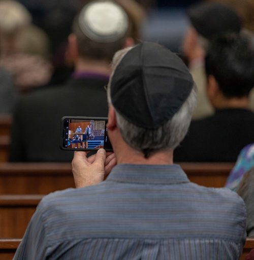SASHA SEFTER / WINNIPEG FREE PRESS
A man uses his phone to record the opening ceremonies of the Interfaith Passover Seder in the Shaarey Zedek Synagogue.
190410 - Wednesday, April 10, 2019.