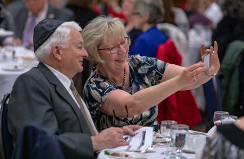 SASHA SEFTER / WINNIPEG FREE PRESS
Arlene Walker takes a selfie with her husband Les Harley before dinner is served during the annual Interfaith Passover Seder at the Shaarey Zedek Synagogue in Winnipeg.
190410 - Wednesday, April 10, 2019.