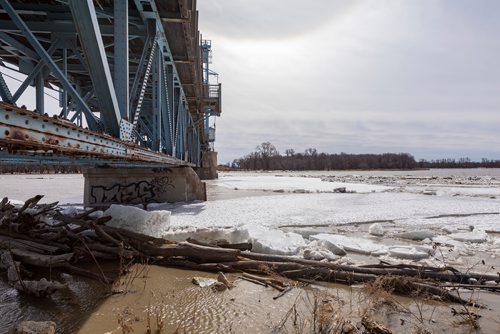 SASHA SEFTER / WINNIPEG FREE PRESS
The bridge in Selkirk which passes over the Red River has been closed due to river waters rising dangerously close to the roadway.
190411 - Thursday, April 11, 2019.