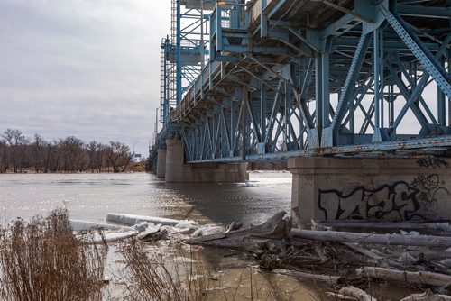 SASHA SEFTER / WINNIPEG FREE PRESS
The bridge in Selkirk which passes over the Red River has been closed due to river waters rising dangerously close to the roadway.
190411 - Thursday, April 11, 2019.