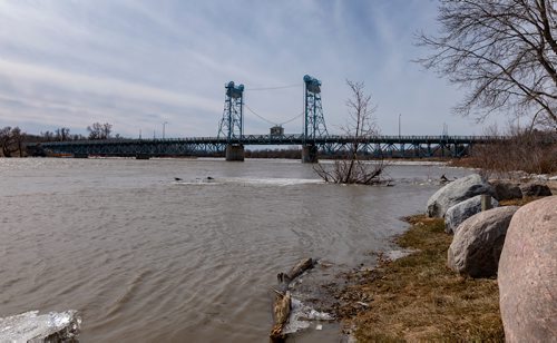 SASHA SEFTER / WINNIPEG FREE PRESS
The bridge in Selkerk which passes over the Red River has been closed due to river waters rising dangerously close to the roadway.
190411 - Thursday, April 11, 2019.