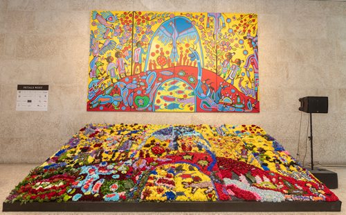 SASHA SEFTER / WINNIPEG FREE PRESS
Artist Norval Morrisseau's mural "Androgyny" is replicated with flowers by volunteers for the Art In Bloom exhibit at the Winnipeg Art Gallery.
190412 - Friday, April 12, 2019.