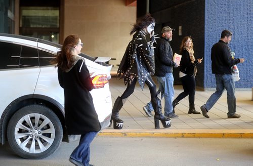 TREVOR HAGAN / WINNIPEG FREE PRESS
Members of KISS tribute band, LAST KISS, trying to catch a taxi outside the Winnipeg Convention Centre, Saturday, April 13, 2019.