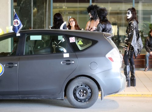 TREVOR HAGAN / WINNIPEG FREE PRESS
Members of KISS tribute band, LAST KISS, trying to catch a taxi outside the Winnipeg Convention Centre, Saturday, April 13, 2019.