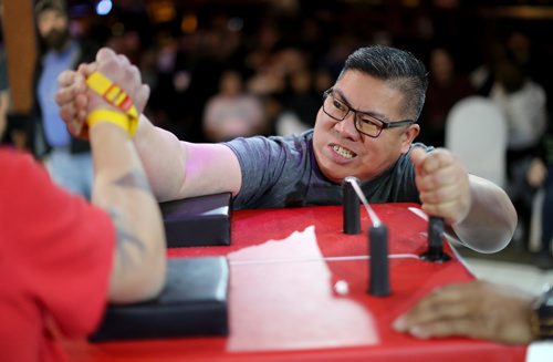 TREVOR HAGAN / WINNIPEG FREE PRESS
Mike Pagtakhan versus Cory Sutherland at the Manitoba Provincial Arm Wrestling Championships at Canad Inns Polo Park, Saturday, April 13, 2019.