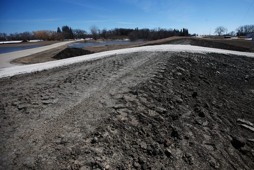 JOHN WOODS / WINNIPEG FREE PRESS
Emerson has closed a dike west of the town in preparation of high water Sunday, April 14, 2019.

Reporter: Redekop