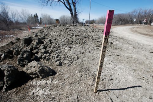 JOHN WOODS / WINNIPEG FREE PRESS
Emerson is preparing to close a dike along the Canada/US south of the town in expectation of high water Sunday, April 14, 2019.

Reporter: Redekop