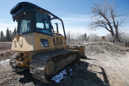 JOHN WOODS / WINNIPEG FREE PRESS
Emerson is preparing to close a dike along the Canada/US south of the town in expectation of high water Sunday, April 14, 2019.

Reporter: Redekop