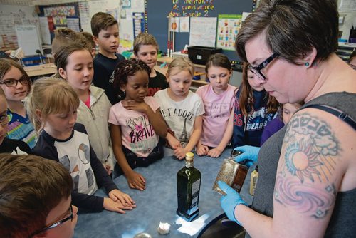 Canstar Community News April 11, 2019 - Students at Ecole Dieppe in Charleswood are growing vegetables in their classroom. (EVA WASNEY/CANSTAR COMMUNITY NEWS/METRO)