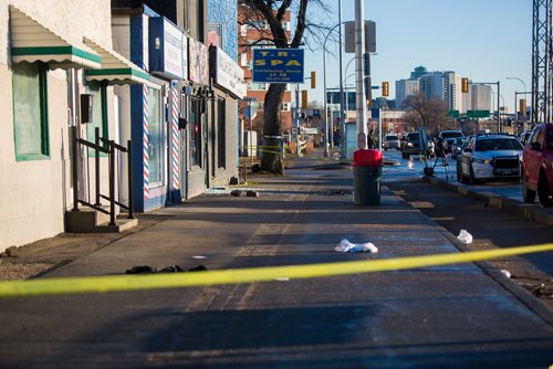 MIKAELA MACKENZIE/WINNIPEG FREE PRESS
Police investigate a serious assault at the 300 block of Pembina Highway in Winnipeg on Tuesday, April 16, 2019. 
Winnipeg Free Press 2019