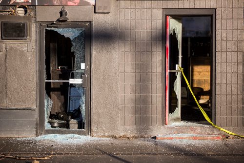 MIKAELA MACKENZIE/WINNIPEG FREE PRESS
Police investigate a serious assault at the 300 block of Pembina Highway in Winnipeg on Tuesday, April 16, 2019. 
Winnipeg Free Press 2019