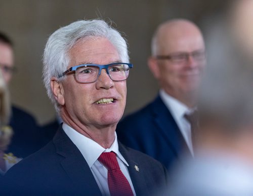 SASHA SEFTER / WINNIPEG FREE PRESS
The Honourable Jim Carr, Minister of International Trade Diversification announces a bilateral agreement at the Manitoba Legislative Building.
190416 - Tuesday, April 16, 2019.