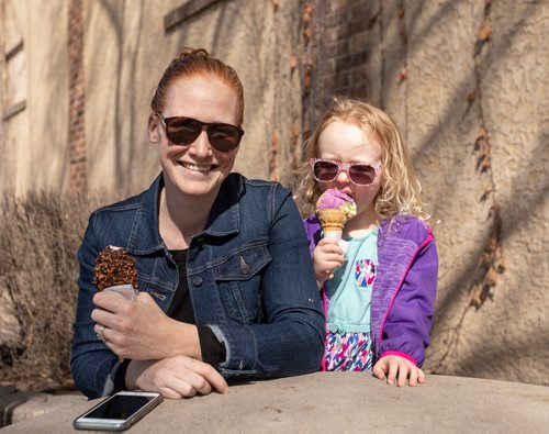 SASHA SEFTER / WINNIPEG FREE PRESS
Sarah and June (8) Pratt enjoy some ice cream on a sunny 14° afternoon outside of Sargent Sundae at Portage Avenue and Overdale Street.
190416 - Tuesday, April 16, 2019.