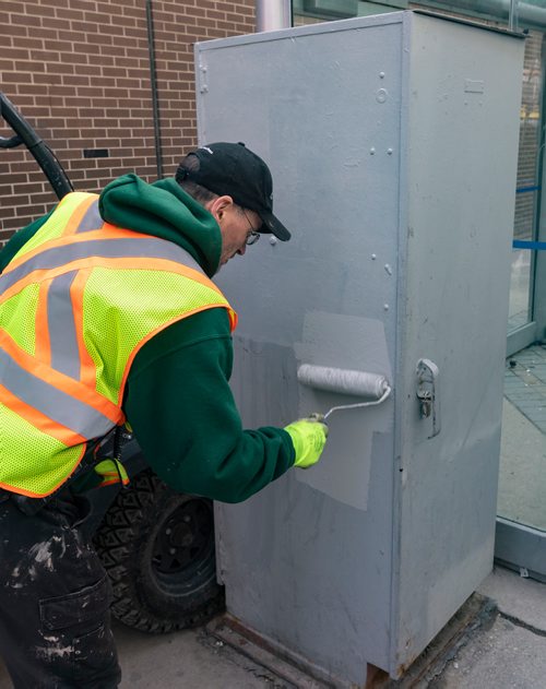 SASHA SEFTER / WINNIPEG FREE PRESS
Graffiti removal worker James Turner of Downtown BIZ's Enviro Team paints over some offensive graffiti on an electrical box at the intersection of Vaughan Street and Graham Avenue in downtown Winnipeg. See Declan Schroeder story.
190417 - Wednesday, April 17, 2019.