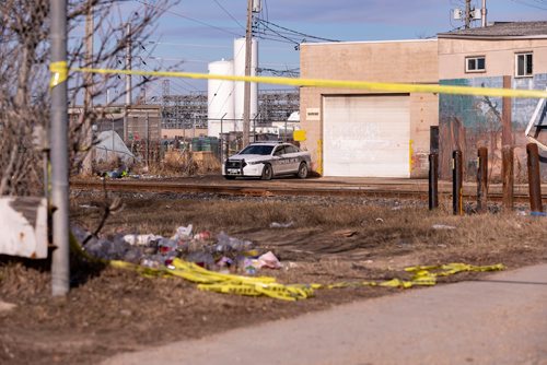 SASHA SEFTER / WINNIPEG FREE PRESS
Police block block off the scene of a "serious incident" on the train tracks crossing Selkirk Avenue in-between McPhillips and Battery Streets in Winnipeg's North End.
190418 - Thursday, April 18, 2019.