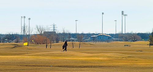 MIKE DEAL / WINNIPEG FREE PRESS
Golfers take advantage of the warm weather and hit the links at John Blumberg Golf Course Friday morning on opening day at the course just west of Winnipeg. 
190419 - Friday, April 19, 2019.