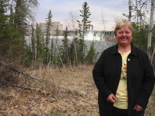 Realtor Debbie McLean shows off the view of the hydroelectric station from the Seven Sisters townsite originally built by the Winnipeg Electric Co.  BILL REDEKOP/WINNIPEG FREE PRESS