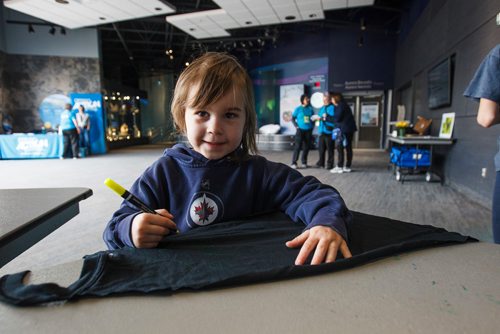 MIKE DEAL / WINNIPEG FREE PRESS
Alisson Harder, 5, draws little people on her superhero cape that was made from a repurposed t-shirt during Earth Day activities at the Assiniboine Park Zoo Saturday morning.
190420 - Saturday, April 20, 2019.