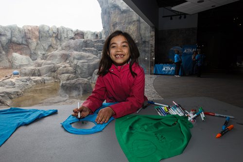 MIKE DEAL / WINNIPEG FREE PRESS
Juliette Manlig, 7, draws happy faces and glitter on her superhero cape that was made from a repurposed t-shirt during Earth Day activities at the Assiniboine Park Zoo Saturday morning.
190420 - Saturday, April 20, 2019.