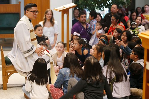 JOHN WOODS / WINNIPEG FREE PRESS
Fr Geoffrey Angeles uses an egg analogy with the young children during an Easter Mass at St Marys Cathedral in Winnipeg Easter Sunday, April 21, 2019.

Reporter: Rollason