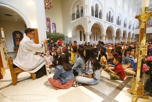 JOHN WOODS / WINNIPEG FREE PRESS
Fr Geoffrey Angeles uses an egg analogy with the young children during an Easter Mass at St Marys Cathedral in Winnipeg Easter Sunday, April 21, 2019.

Reporter: Rollason