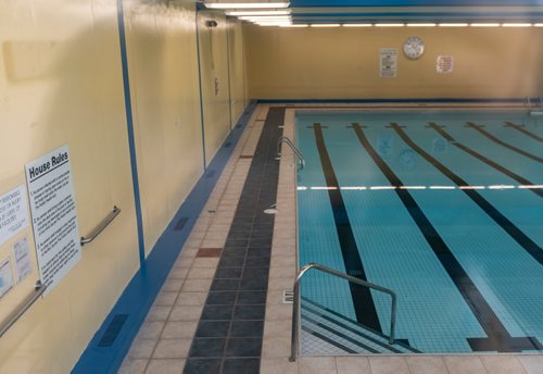 SASHA SEFTER / WINNIPEG FREE PRESS
The scene of a serious incident involving three people in the pool located at the Courts of St. James 200/234 Ronald Street.
190422 - Monday, April 22, 2019.