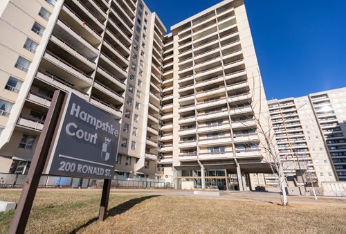 SASHA SEFTER / WINNIPEG FREE PRESS
The scene of a serious incident involving three people in the pool located at the Courts of St. James 200/234 Ronald Street.
190422 - Monday, April 22, 2019.