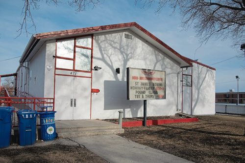 Canstar Community News The St. Boxing club runs out of the basement of Bord-Aire Community Centre. (EVA WASNEY/CANSTAR COMMUNITY NEWS/METRO)