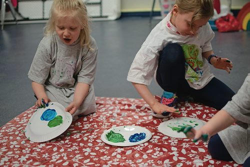 Canstar Community News Girl Guides of Canada Sparks participants fingerpaint during a recent group meeting at Deer Lodge Community Centre. (EVA WASNEY/CANSTAR COMMUNITY NEWS/METRO)