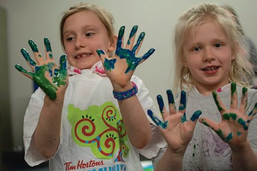 Canstar Community News Girl Guides of Canada Sparks participants fingerpaint during a recent group meeting at Deer Lodge Community Centre. (EVA WASNEY/CANSTAR COMMUNITY NEWS/METRO)