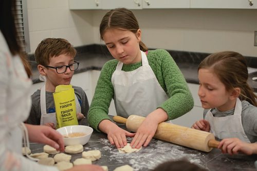 Canstar Community News Peyton and Taylor McMillan prepare hot crossed buns while Colby Houtson watches during the Westdale Community Centre's  Kids in the Kitchen program. (EVA WASNEY/CANSTAR COMMUNITY NEWS/METRO)