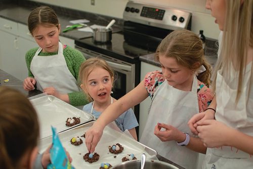 Canstar Community News Peyton McMillan, Charlotte Isaak and Fallyn McNabb make chocolate nests during Westdale Community Centre's Kids in the Kitchen program. (EVA WASNEY/CANSTAR COMMUNITY NEWS/METRO)