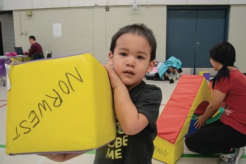Canstar Community News Lucas Swampy, 3, plays with blocks at Weston Memorial Community Centre's Bright Start program hosted by NorWest Co-op Community Health. (EVA WASNEY/CANSTAR COMMUNITY NEWS/METRO)