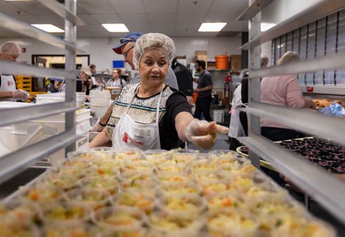 SASHA SEFTER / WINNIPEG FREE PRESS
Volunteers help prepare and serve the annual Easter meal hosted by the Siloam Mission in downtown Winnipeg.
190422 - Monday, April 22, 2019.