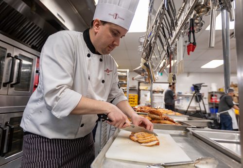 SASHA SEFTER / WINNIPEG FREE PRESS
Food Services Manager for the Siloam Mission Chris Buffington prepares and the annual Easter meal.
190422 - Monday, April 22, 2019.