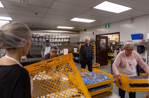 SASHA SEFTER / WINNIPEG FREE PRESS
CEO of Siloam Mission Jim Bell oversees the preparation and service of the annual Easter meal in downtown Winnipeg.
190422 - Monday, April 22, 2019.