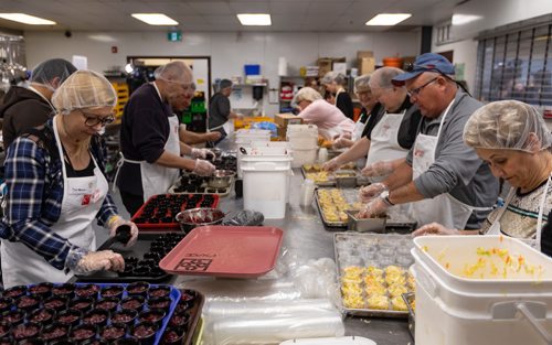 SASHA SEFTER / WINNIPEG FREE PRESS
Volunteers help prepare and serve the annual Easter meal hosted by the Siloam Mission in downtown Winnipeg.
190422 - Monday, April 22, 2019.