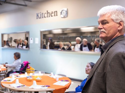 SASHA SEFTER / WINNIPEG FREE PRESS
CEO of Siloam Mission Jim Bell oversees the preparation and service of the annual Easter meal in downtown Winnipeg.
190422 - Monday, April 22, 2019.