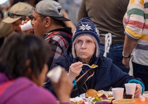 SASHA SEFTER / WINNIPEG FREE PRESS
The Siloam Mission hosts the annual Easter meal for those experiencing poverty and homelessness in Winnipeg.
190422 - Monday, April 22, 2019.