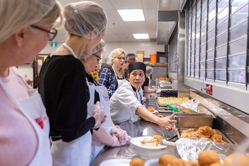 SASHA SEFTER / WINNIPEG FREE PRESS
Chef Marilou Castro helps volunteers prepare and serve the annual Easter meal hosted by the Siloam Mission in downtown Winnipeg.
190422 - Monday, April 22, 2019.