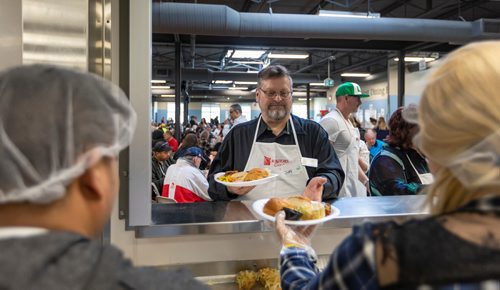 SASHA SEFTER / WINNIPEG FREE PRESS
Shelter Foundation Chair Jeff Stern helps with service at the annual Easter meal at the Siloam Mission in downtown Winnipeg.
190422 - Monday, April 22, 2019.