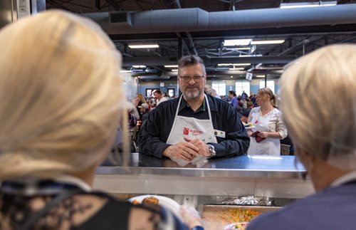 SASHA SEFTER / WINNIPEG FREE PRESS
Shelter Foundation Chair Jeff Stern helps with service at the annual Easter meal at the Siloam Mission in downtown Winnipeg.
190422 - Monday, April 22, 2019.
