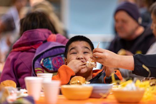 SASHA SEFTER / WINNIPEG FREE PRESS
The Siloam Mission hosts the annual Easter meal for those experiencing poverty and homelessness in Winnipeg.
190422 - Monday, April 22, 2019.